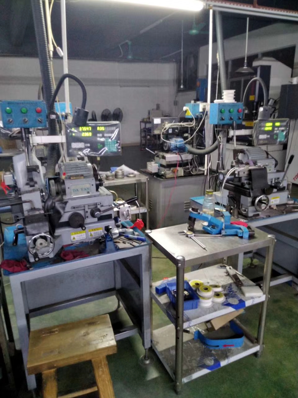 內圓沖子機加工車間